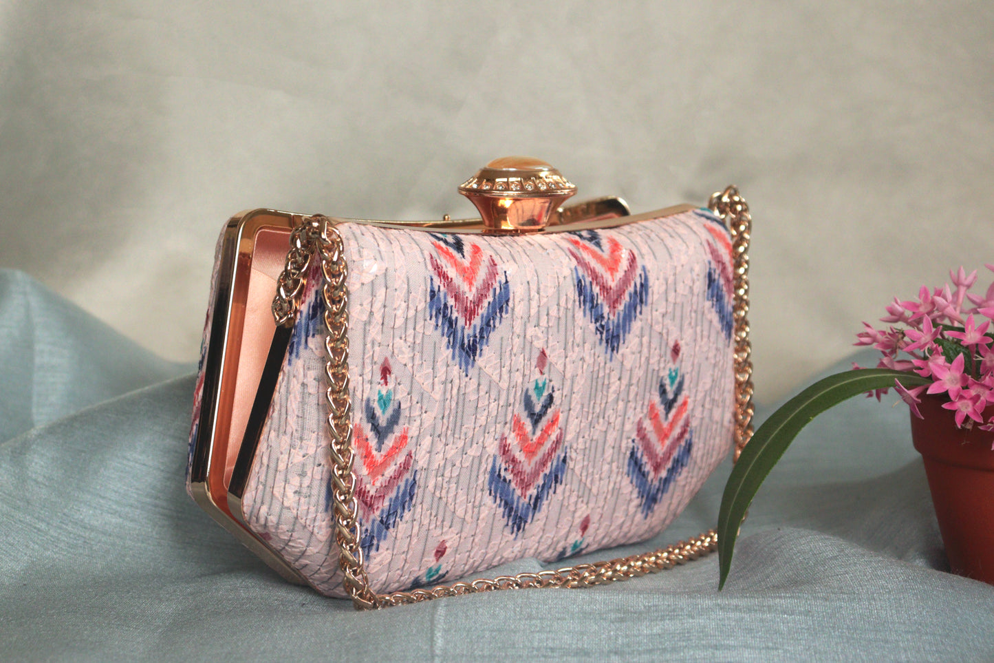 The Jhumka clutch