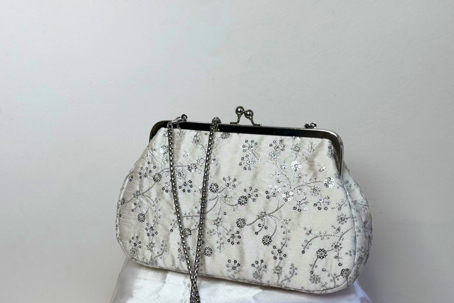 White Beauty Vintage Clutch